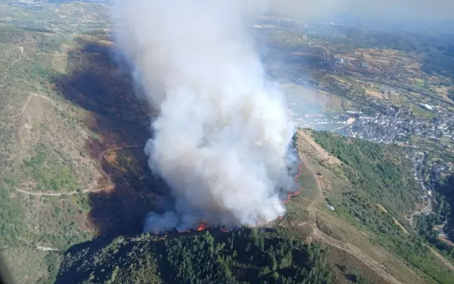 Incendio forestal en Villafranca del Bierzo, León, declarado este lunes.