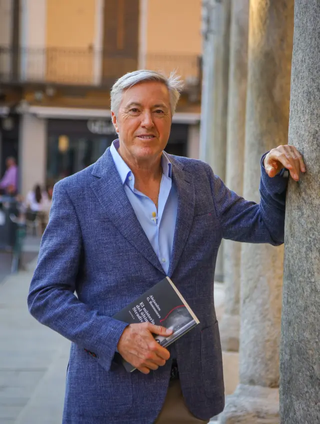 El autor, con su novela.