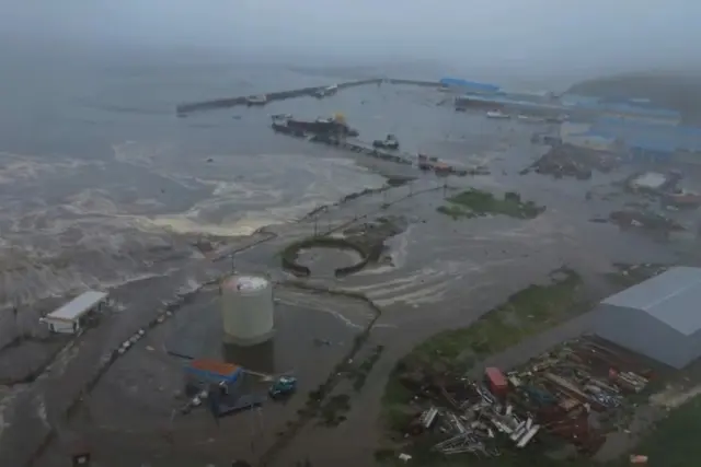 Imágenes de la costa de Severo-Kurilsk en la isla de Paramushir en Rusia, cercana al epicentro del terremoto.