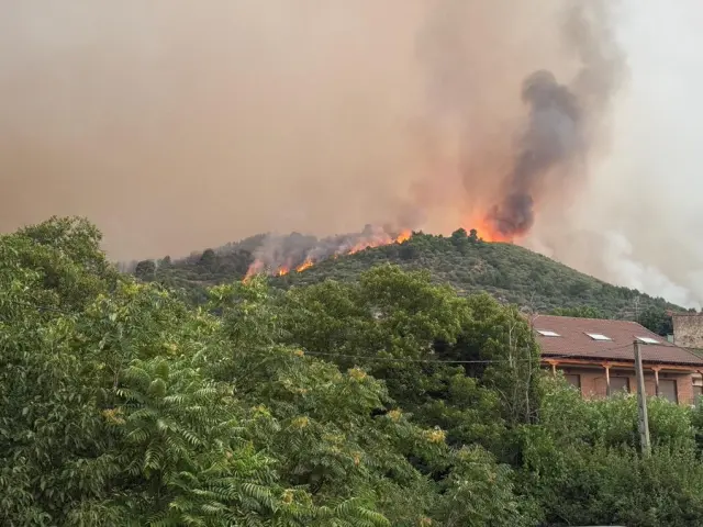 Incendio en Ávila cerca de la localidad El Arenal, este miércoles.