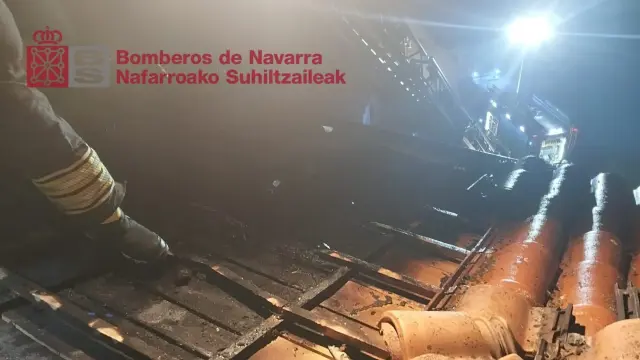 Un incendio afecta a parte de la cubiera de la iglesia de Auza