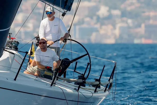 PALMA, 31/07/2025.- El rey Felipe VI, a bordo del Aifos, este jueves durante la tercera regata de la 43 Copa del Rey Mapfre de vela que se disputa en la bahía de Palma.EFE/Ballesteros
