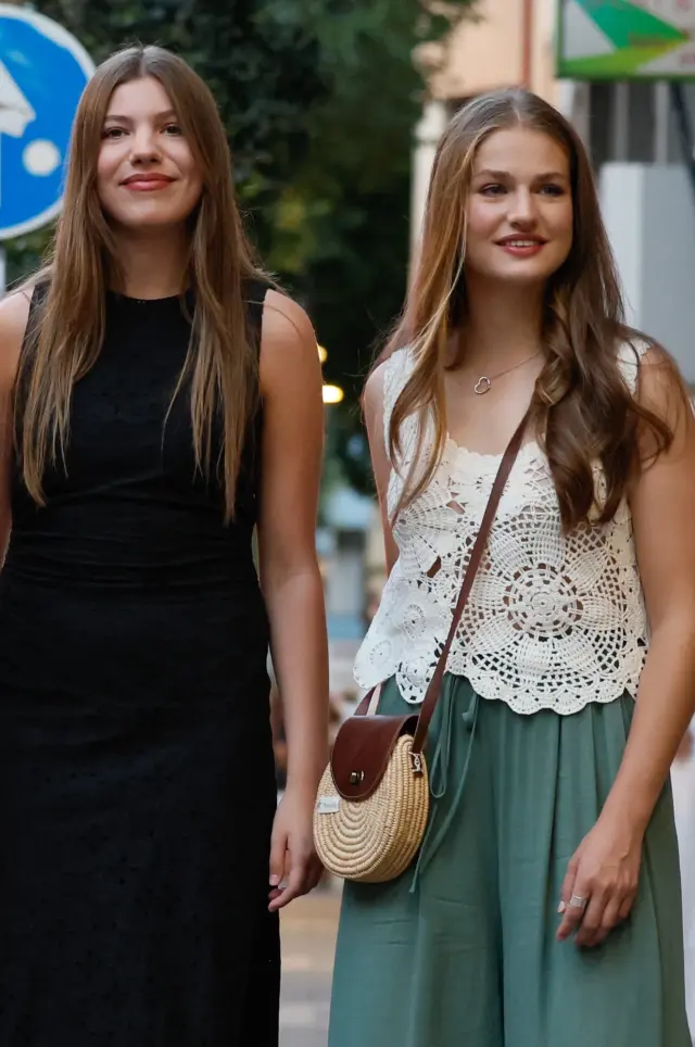 PALMA DE MALLORCA, 31/07/2025.- La infanta Sofía (i) y la princesa Leonor (d), acuden con su madre, la reina Letizia, a una proyección de cine este jueves en Mallorca. EFE/Ballesteros