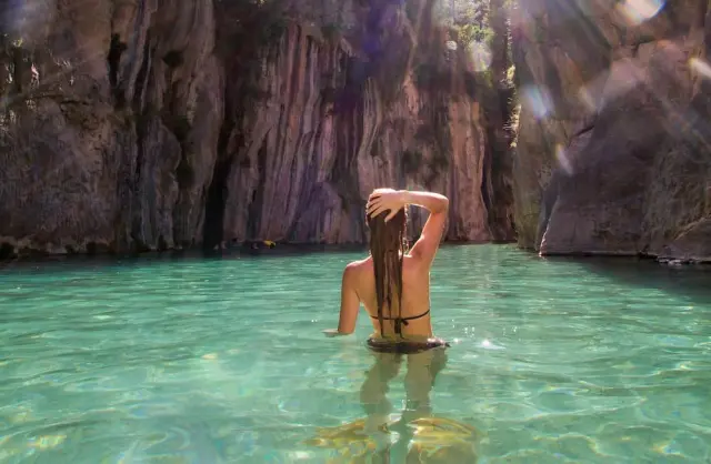Aguas cristalinas de un azul turquesa intenso brotan de manantiales mineromedicinales a 25 ºC todo el año, rodeadas de barrancos y paredes rocosas. Conocida como la "Tailandia castellonense", es un oasis en la comarca del Alto Mijares, perfecto para senderistas y amantes de la naturaleza.