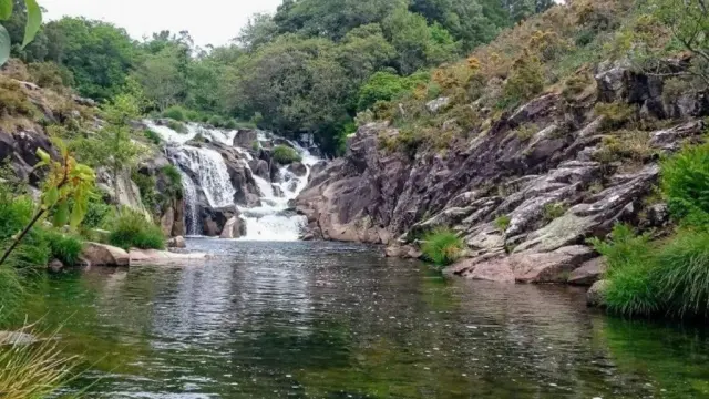 En la Costa da Morte, estas piscinas naturales formadas por el río Castro ofrecen cascadas y pozas de varios tamaños. Con un área recreativa y rutas de senderismo cercanas, es un lugar popular para disfrutar de la naturaleza gallega.