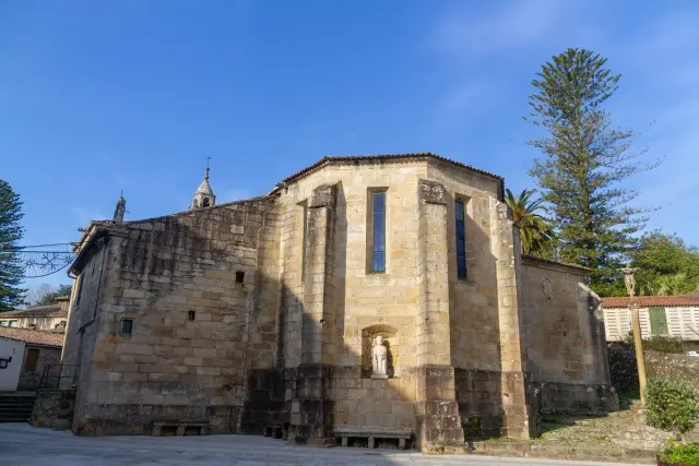 Exterior de la iglesia de Santiago do Dean