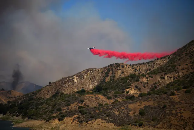 CASTAIC (United States), 08/08/2025.- An air tanker does a retardant drop on the Canyon Fire as it burns on brush-filled hillsides in Castaic, California, 07 August 2025. The Canyon Fire near Lake Piru, a reservoir about 60 miles northwest of downtown LA, has forced thousands to evacute and has grown to more than 1,000 acres according to Cal Fire. EFE/EPA/ALLISON DINNER
