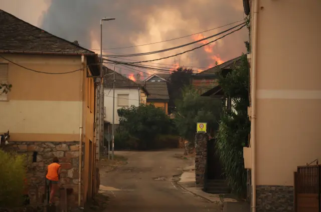 Vista del incendio forestal que afecta al paraje natural de Las Médulas este domingo.