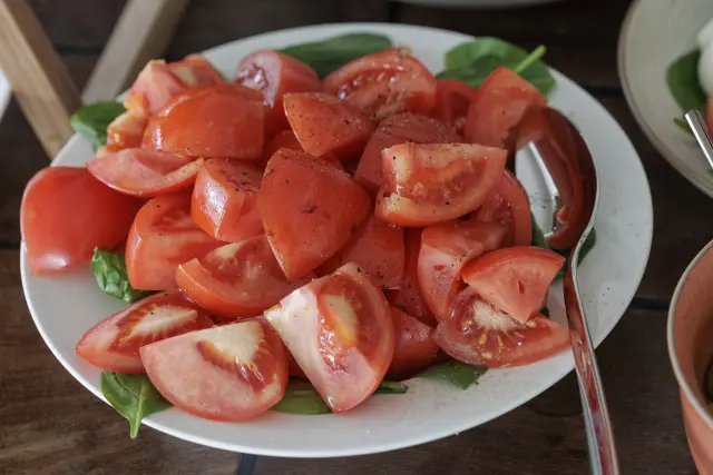 Plato con ensalada de tomates.