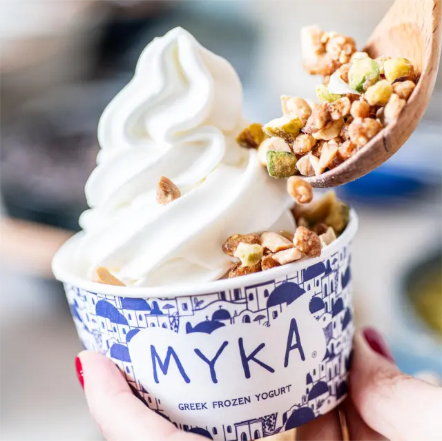 Tarrina de helado servido en la heladería MYKA greek, Madrid.