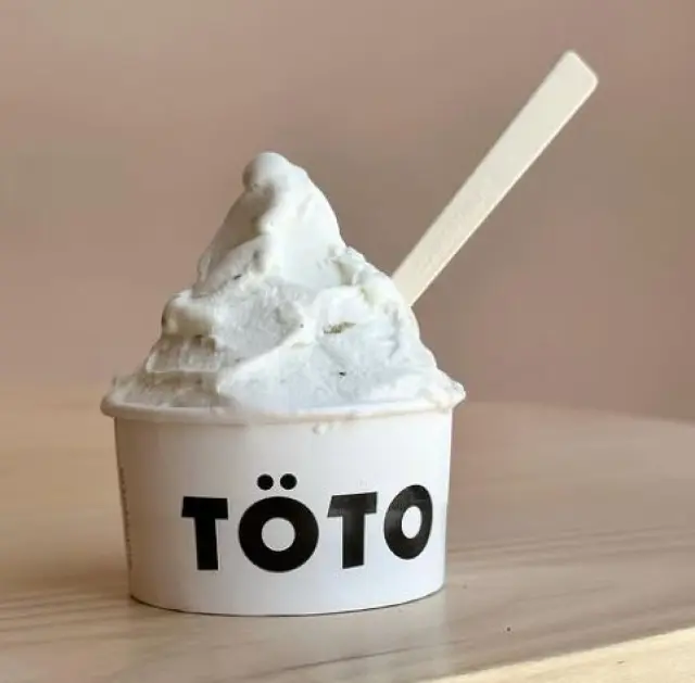 Tarrina de helado servida en la heladería Töto Ice Cream, Madrid.