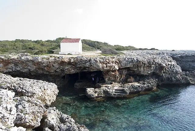 Vista general del paisaje de la Cueva dels Pardals, Menorca.
