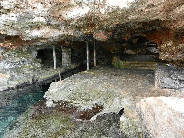 Paisaje de la Cueva dels Pardals, Menorca.