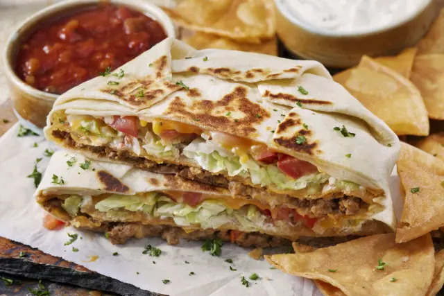 Quesadilla de carne, queso, lechuga, tomate y salsa ranchera