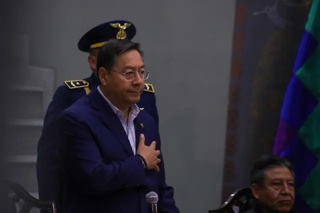 El presidente de Bolivia, Luis Arce, asiste a la posesión del nuevo alto mando militar este jueves, en el Palacio de Gobierno en La Paz (Bolivia). Arce posesionó al nuevo alto mando militar de las Fuerzas Armadas con la misión de "mantener la paz y la gobernabilidad" en el país, a tres días de realizarse las elecciones generales.