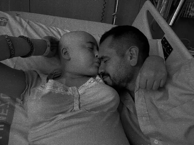 Muere Isabel Guerrero, la niña que fue diagnosticada de cáncer a la que vez  que su padre