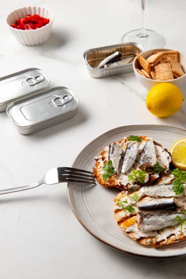 Tostada de sardina y queso crema