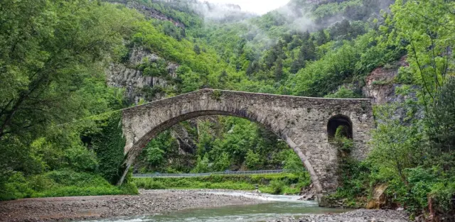 Puente de la Cabreta en el ueblo de Campdevànol, en la provincia de Girona (Cataluña, España)