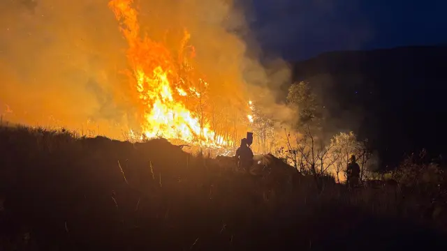 Un brigadista trabaja en la extinción del incendio de Porto (Zamora), que ha saltado a la provincia de León.