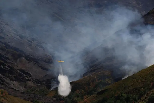 Un hidroavión lleva a cabo labores de extinción del incendio en los Montes del Courel, en las inmediaciones de Cruz de Outeiro (Lugo), afectado por el fuego que empezó en Larouco (Ourense) y saltó el río Sil.