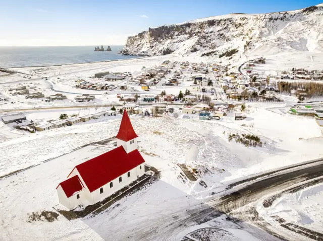 Playa Reynisfjara y pueblo de Vik i Mydral en Islandia
