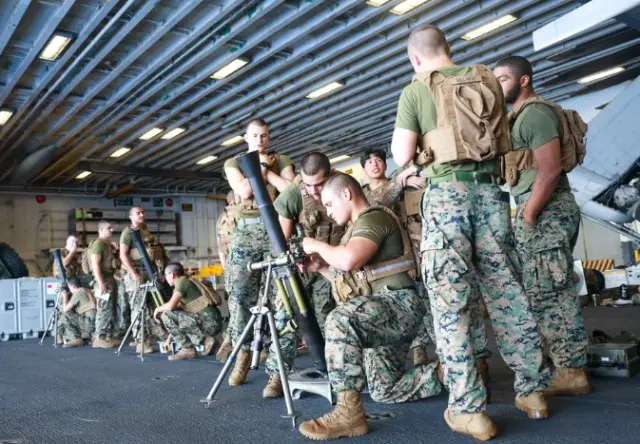 Infantes de Marina de EEUU disparan un mortero durante una misión de fuego simulado en el hangar del USS Iwo Jima.