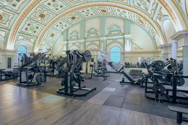 Sala de con máquinas de ejercicio en el gimnasio Virgin Active de Londres.