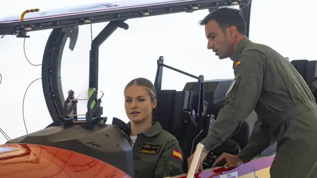 Tras ingresar en la AGA, la heredera al trono se enfundó el mono de vuelo y se dirigió a conocer el simulador en el que se entrenará.