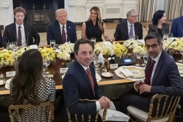 Sergey Brin, a la izquierda, fundador de Google, y Sundar Pichai, a la derecha, director ejecutivo de Google y Alphabet, junto al presidente Donald Trump y la primera dama Melania Trump, durante una cena en el comedor de estado de la Casa Blanca, el jueves 4 de septiembre de 2025, en Washington