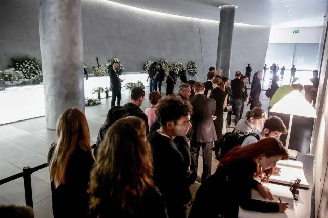 Colas para firmar en el libro de condolencias de Giorgio Armani.