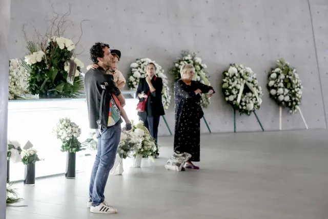 Imagen de varias de las coronas que han llegado a Milán para homenajear al diseñador.