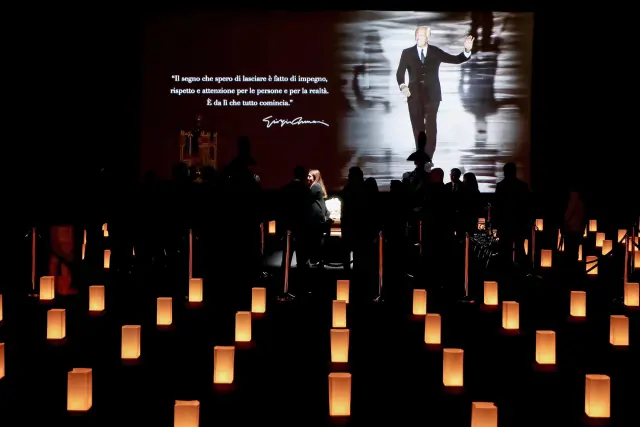 Otra imagen de la capilla ardiente dedicada a Giorgio Armani en Milán.
