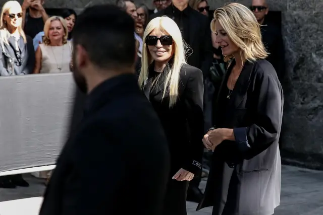 La diseñadora Donatella Versace, a su llegada a la capilla ardiente de Giorgio Armani.