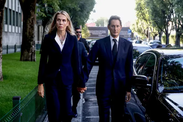 John Elkann y su mujer Lavinia, llegando a la capilla ardiente del diseñador.