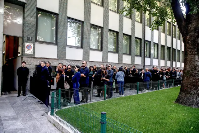 Larga cola en Milán para acceder al Teatro Armani, donde se ha instalado la capilla ardiente del diseñador.