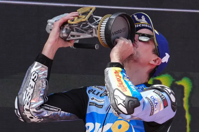 MONTMELÓ (BARCELONA), 07/09/2025.- El piloto español Álex Márquez (BK8 Gresini Racing MotoGP) celebra su victoria en el podio del Gran Premio de Cataluña, que se disputa este domingo en el circuito de Barcelona-Cataluña en Montmeló. EFE/ Enric Fontcuberta