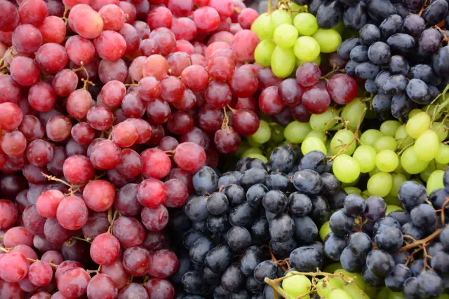 Racimos de uvas orgánicas naturales.