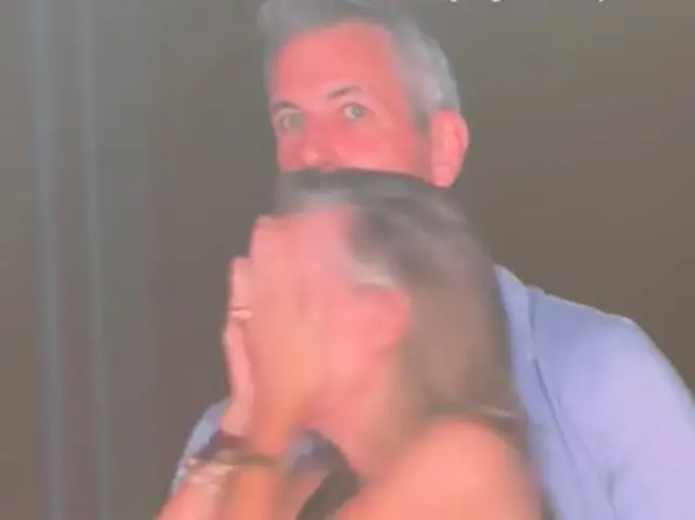 Kristin Cabot y Andy Byron, pillados en el concierto de Coldplay.