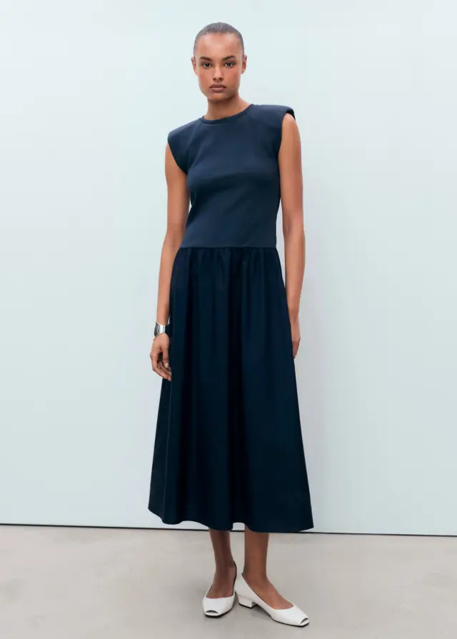 Vestido midi tejido combinado en azul marino.