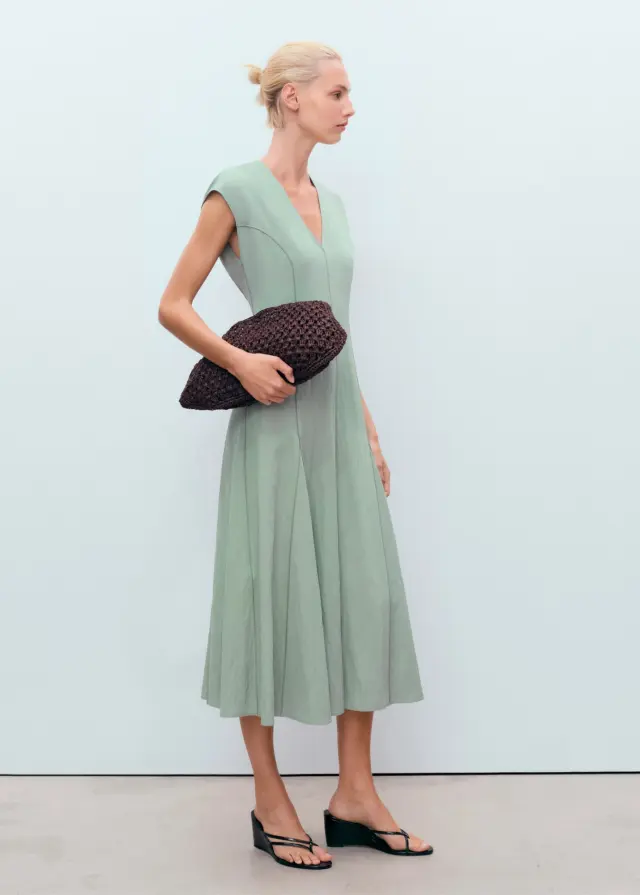 Vestido con cuello pico y costuras.