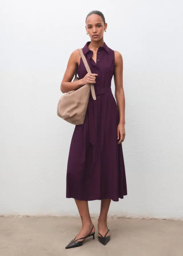 Vestido camisero sin mangas y con cinturón.