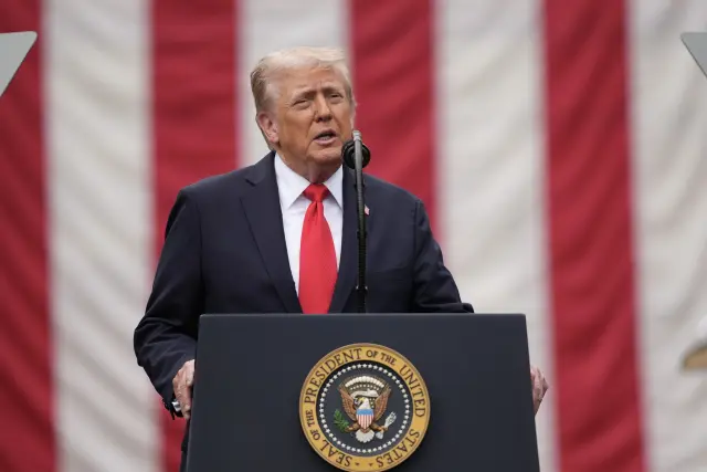 Trump, agarrado al podio en el acto por el 11-S.