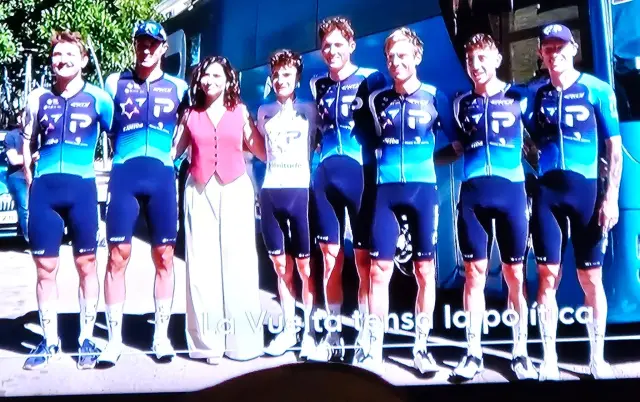 Ayuso, cada vez mas cerca de VOX que del PP, abraza al equipo del Estado genocida de Israel en la Vuelta ciclista a España.