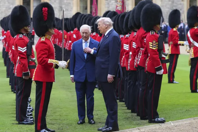El presidente Donald Trump y el rey Carlos III pasan revista a la Guardia de Honor tras llegar al Castillo de Windsor.