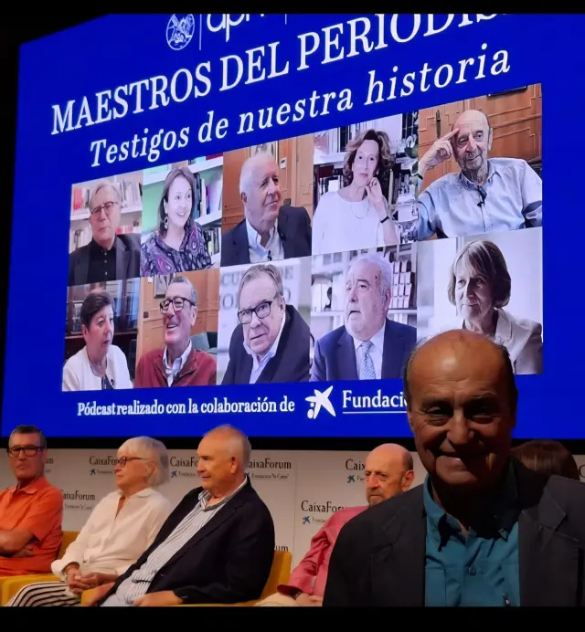 Con mis colegas "maestros" de la APM (Asociación de la Prensa de Madrid). Detrás de mí están Aberasturi, Guindal, Jansa y Barriopedro.