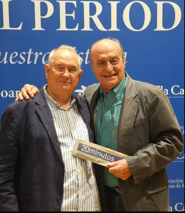 Con mi colega y maestro Mariano Guindal, un hombre con suerte (así tituló su biografía). No os perdáis su podcast.