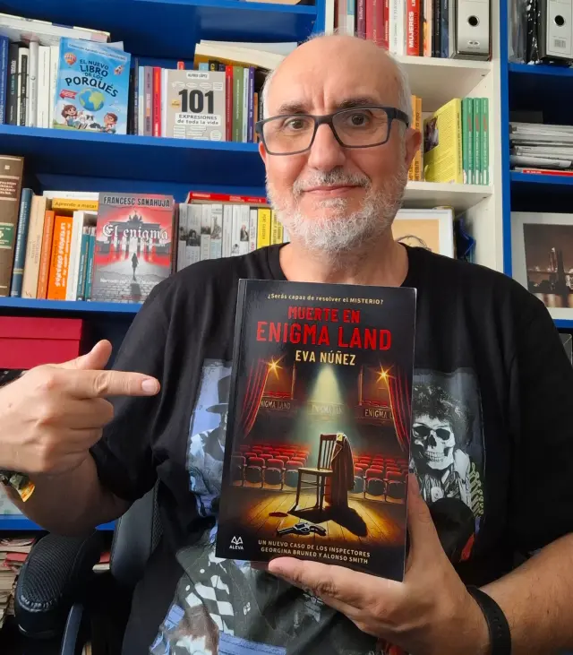 Alfred López con un ejemplar del libro 'Muerte en Enigma Land ' de Eva Núñez