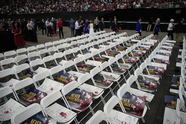 Imagen de los asientos en el memorial por Charlie Kirk.