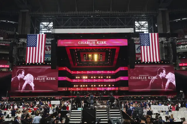 Escenario preparado en el State Farm Stadium de Glendale para el memorial de Charlie Kirk.