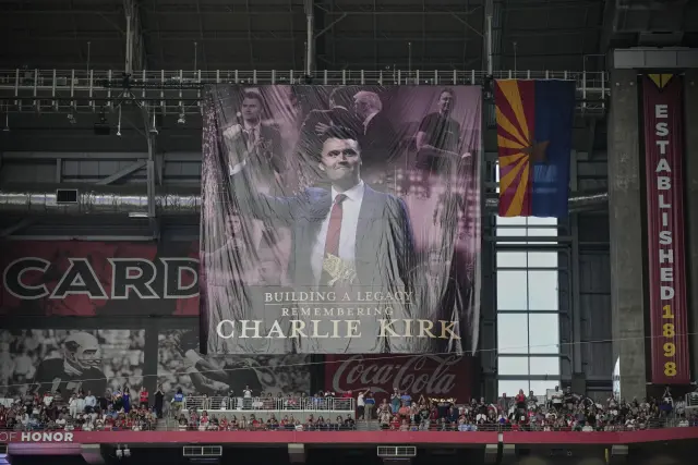 Un gigantesco cartel con la imagen de Charlie Kirk preside el interior del estadio.